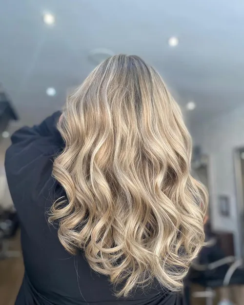 Curly blonde colour at Roe11