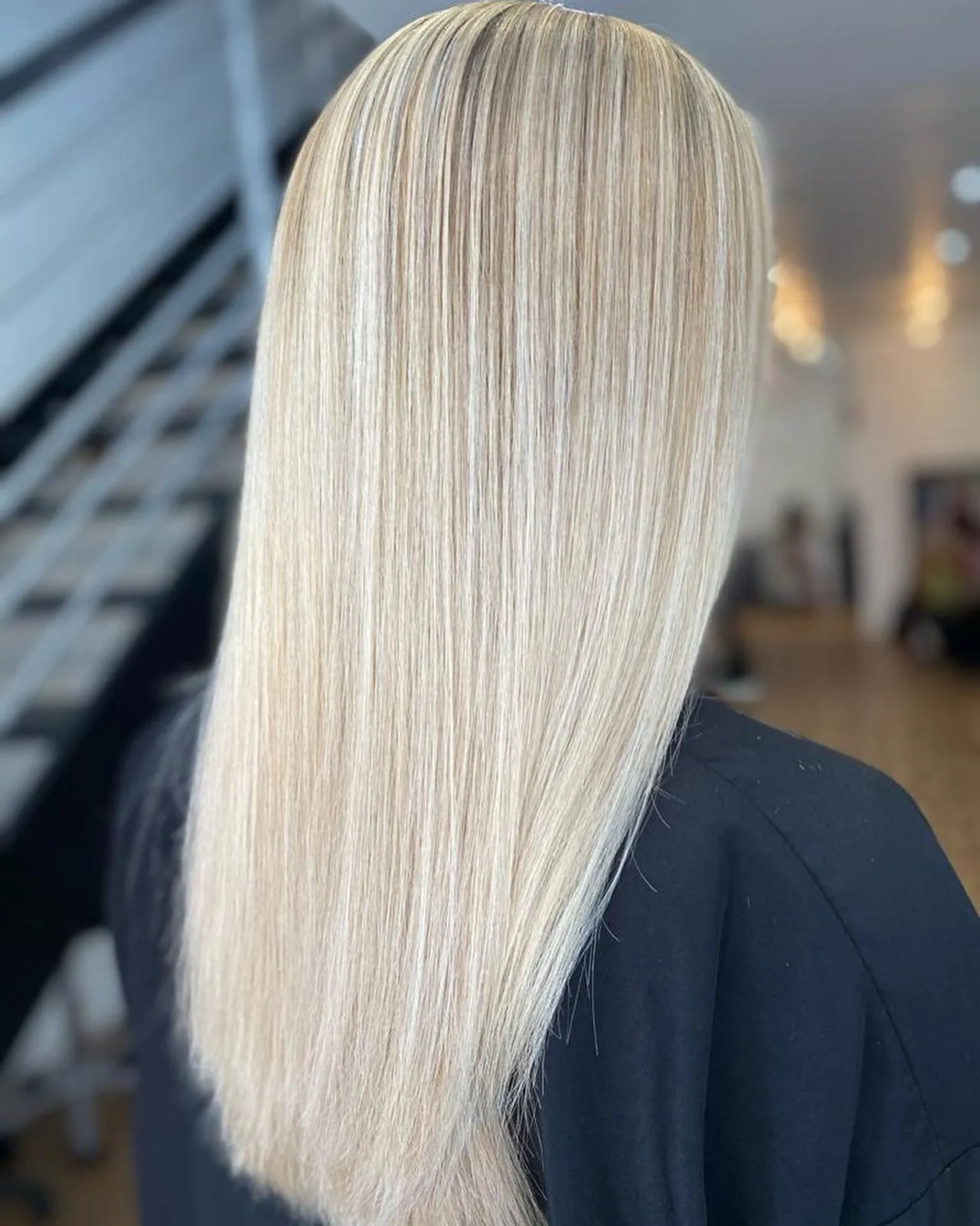Straight blonde colour at Roe11